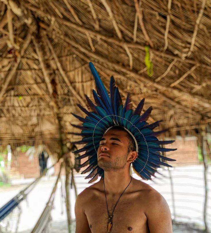 Cocar de penas na oca