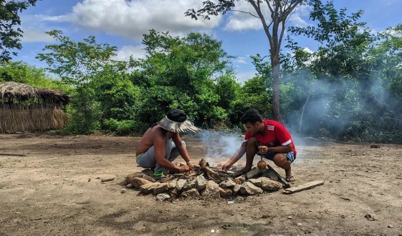 Fogueira ritual na aldeia