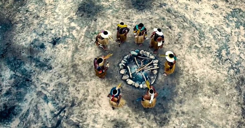 Vista aérea de roda ritual ao redor da fogueira