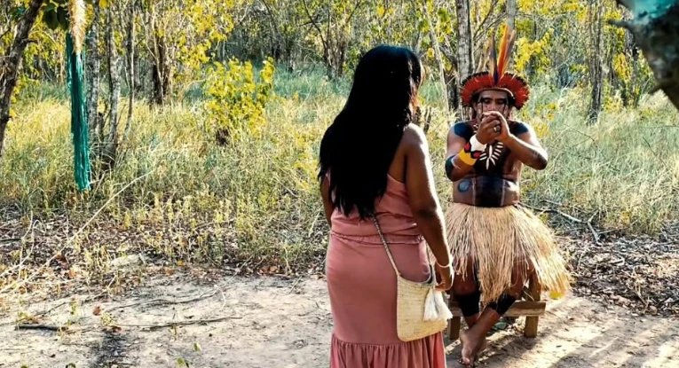 Ritual com cachimbo diante de visitante
