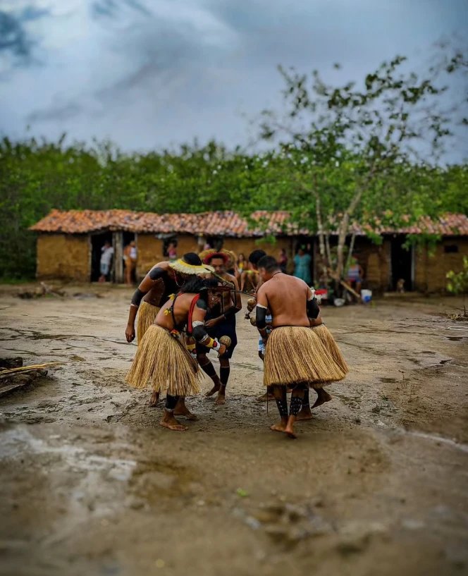 Dança ritual em frente às casas da aldeia